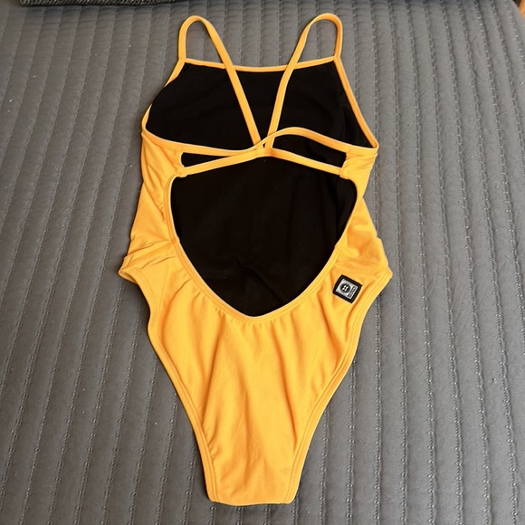 Jolyn Perry Fixed Back Mango Color Practice Swimsuit Size 30 - Picture 2 of 3